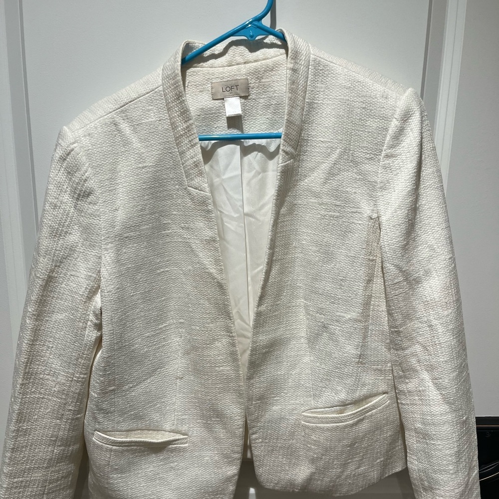 Loft Blazer in cream.